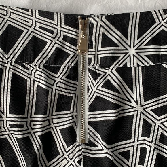 Chic B&W miniskirt w/ geometric pattern + gorgeous back gold zipper - Picture 3 of 4